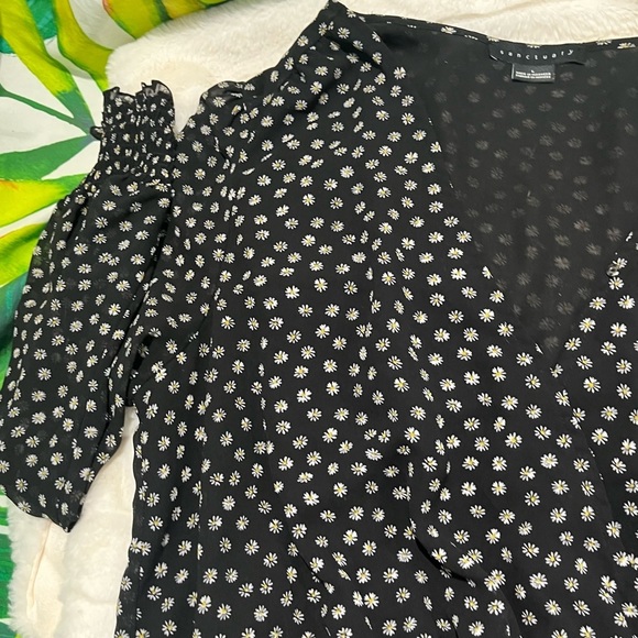 EUC $62 Sanctuary Large Surplice Daisy Print Sheer Sleeve Spring Lightweight Top - Picture 5 of 13